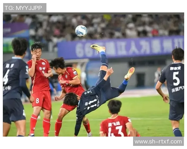 跟特队与基辅迪纳摩的激烈对决展现足球魅力与团队精神