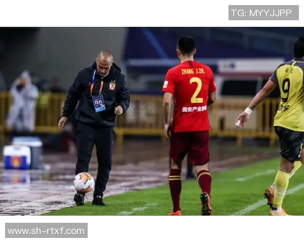 广州恒大与鲁能激战正酣比分悬念迭起引发球迷热议